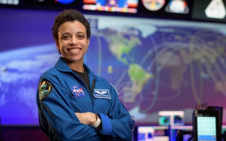 <p>Ayrıca Artemis-3 ile dünya tarihinde bir ilk yaşanacak. Ay yüzeyine ilk kez bir kadın ve siyahi bir insan ayak basmış olacak. Bu görev için seçilen astronotlardan biri Jessica Watkins oldu.</p>