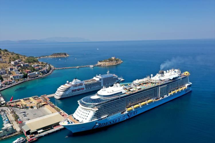 <p>"Bu yılın çok önemli bir özelliği var. Kuşadası için ilk defa kruvaziyer turizmi, 12 aya yayılmış bir turizme dönüştü. Bunun da müjdesini şimdiden verelim. Genelde mart-kasım arasında cereyan eden bir turizm biçimi bu. Bu yıl ocak ve şubatın dışında aralıkta da gemilerimiz olacak. Aralıkta 15, ocakta 15, şubatta da 15 gemi olacak. Bu da gösteriyor ki Kuşadası esnafı, yılın tüm aylarında dükkanlarını açık tutacak ve asla kepenk indirmeyecek."</p>