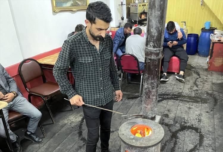 <p>Ardahan'ın 2038 rakımdaki Göle ilçesinde kış mevsimi uzun, yaz mevsimi ise kısa sürüyor. Kışın hava sıcaklığının sıfırın altında 40 dereceye kadar düştüğü ilçede yaz akşamları ise serin geçiyor.</p>