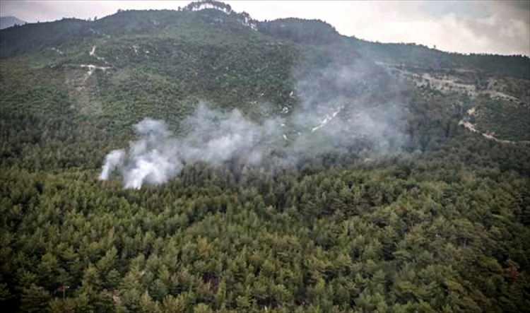<p>Osmaniye'de ormanlık ve örtülük alanda çıkan yangın, havadan ve karadan müdahaleyle kontrol altına alınmaya çalışılıyor.</p>
