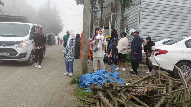 <p>Sadece burası değil, Trabzon’un bütün turizm bölgelerinde park sorunu var. Bunun yanı sıra alt yapıda yok diyebiliriz. Turist her zaman gelir ama öncelikle alt yapının hazırlanması gerektiğini düşünüyorum. Turist her zaman gelir. Hıdırnebi’ye yoğun ilginin olmasının sebebi yaz aylarında bu bölgenin biraz soğuk ve yeşillik olması.</p>
