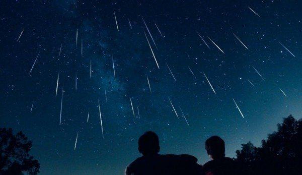<p>Gök bilimcilerin, yılın en önemli olayları arasında gösterdiği Perseid meteor yağmuru, 11-12 Ağustos gecesi en yoğun dönemine ulaşacak. Saatte 100 civarında gök taşı görülmesi beklenen gecede, meteorların dünyaya giriş hızları saniyede 66 kilometre dolaylarında olacak. </p>
