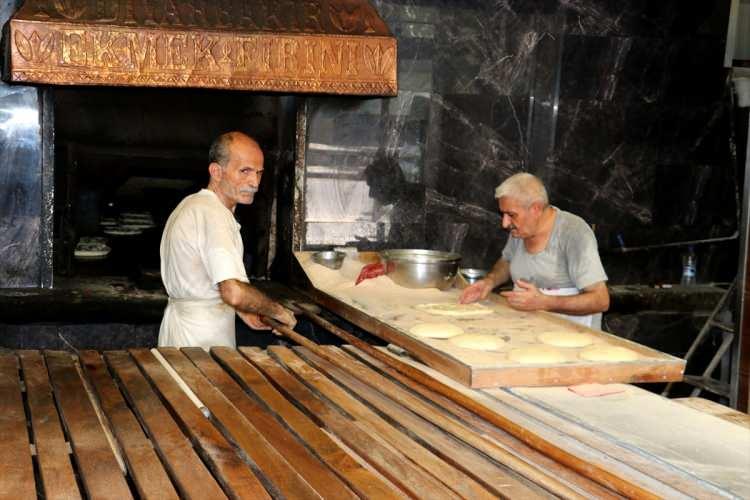 <p>Serinlemek isteyenler dondurma ve meyan şerbetine rağbet gösteriyor.</p>

<p> </p>
