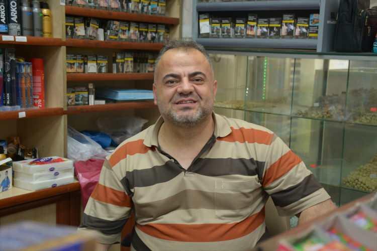 <p>Aksel, "Bazen nefes almakta zorlanıyoruz. Soğuk, buzlu suları alnımıza, boynumuza koyarak, gölgede oturup serinlemeye çalışıyoruz." ifadelerini kullandı.</p>
<p> </p>
