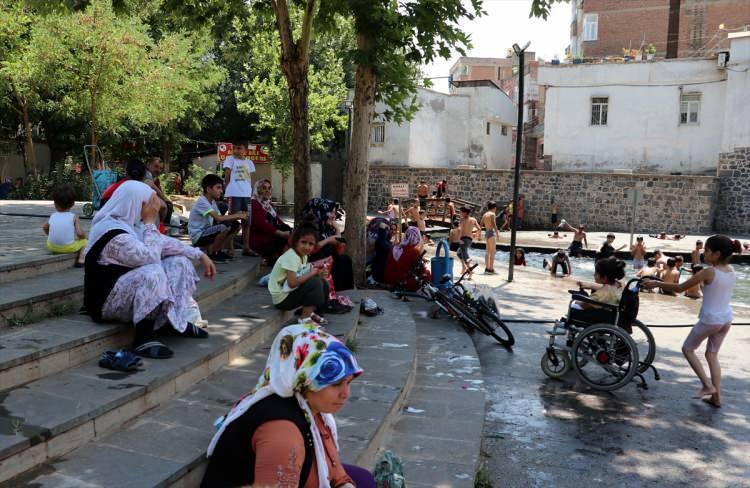 <p>Vatandaşlardan Metin İri, serinlemek için genellikle Dicle Nehri kenarındaki parkları tercih ettiklerini ancak bunaltıcı sıcaklarda bu mekanlarda da serinlemenin zor olduğunu söyledi.</p>

<p> </p>
