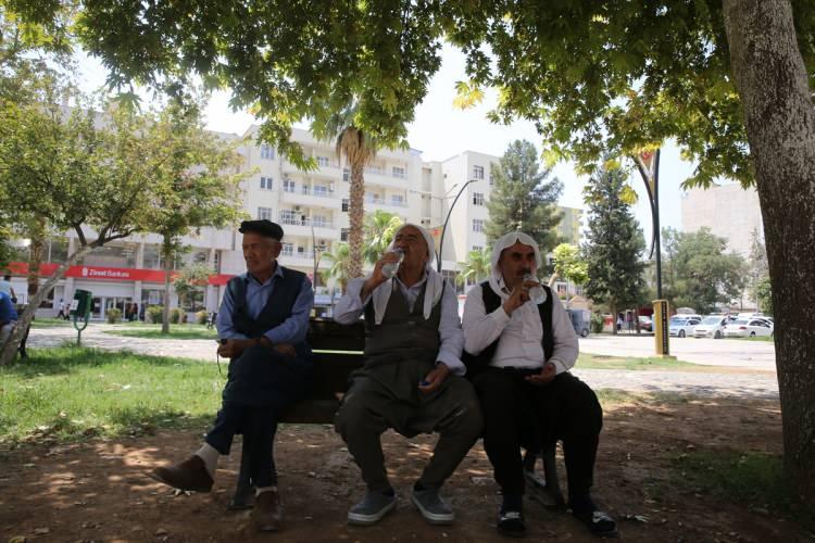 <p>Mazlum Dayar da hissedilen sıcaklığın daha da yüksek olduğunu anlatarak, "Bundan dolayı hem bizler hem de esnaf zor bir süreç geçiriyoruz." ifadesini kullandı.</p>

<p> </p>
