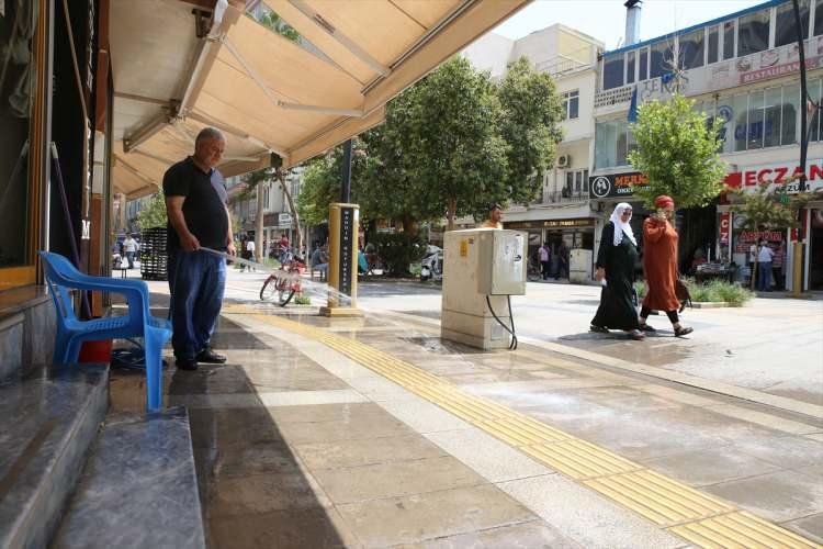 <p>Esnaf Halil Durmuş, bunaltıcı sıcakta klima ile serinleyebildiklerini söyledi.</p>
<p> </p>