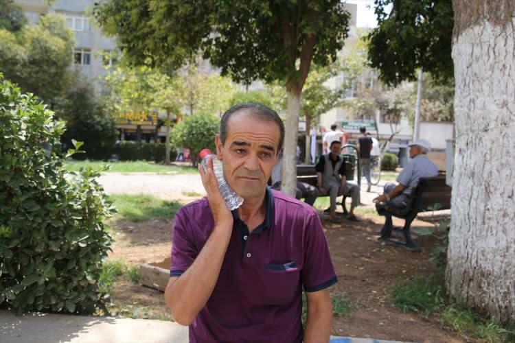 <p><strong>Ekmek fırınında çalışanlar sıcağı daha çok hissediyor</strong></p>
<p>Diyarbakır'da 20 yıldır ekmek fırınında çalışan Cuma Yavuzkılıç, hissettikleri sıcaklığın 60 dereceyi bulduğunu anlatarak, "Sıcaktan dolayı zorlanıyoruz. Özellikle Güneydoğu'da yaz aylarında mesleğimiz çok zorlu." dedi.</p>
