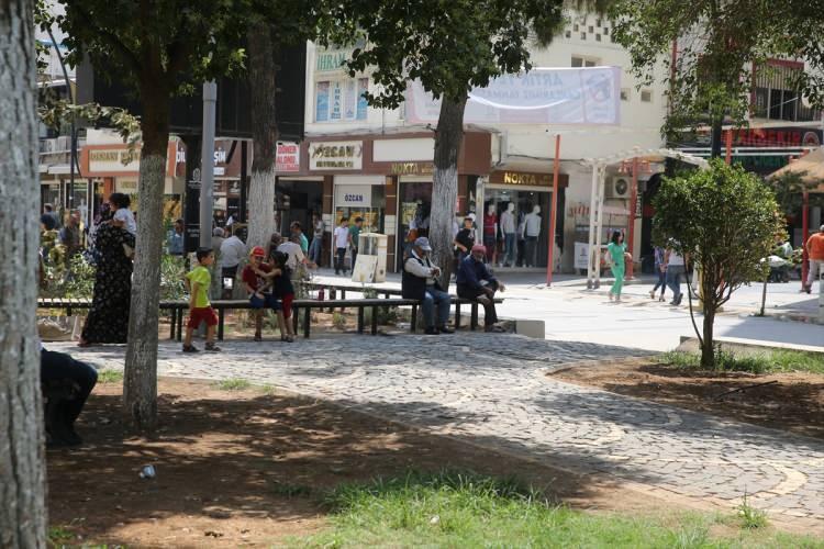 <p><strong>Sıcak hava hayvanları da etkiliyor</strong></p>
<p>Hayvanlarını serinlemeleri için Dicle Nehri kenarına getiren çoban Yusuf Yılmaz, bunaltıcı sıcaktan dolayı hayvanları sabaha karşı otlattıklarını ifade ederek, sıcaktan hayvanların da çok etkilendiğini kaydetti.</p>