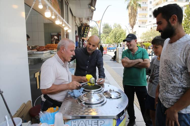 <p><strong>Uzmandan sıcaklara karşı uyarı</strong></p>
<p>Dicle Üniversitesi (DÜ) Tıp Fakültesi Kardiyoloji Ana Bilim Dalı Başkanı Prof. Dr. Nizamettin Toprak, bölgede termometrelerin 47 dereceyi gösterdiğini belirtti.</p>