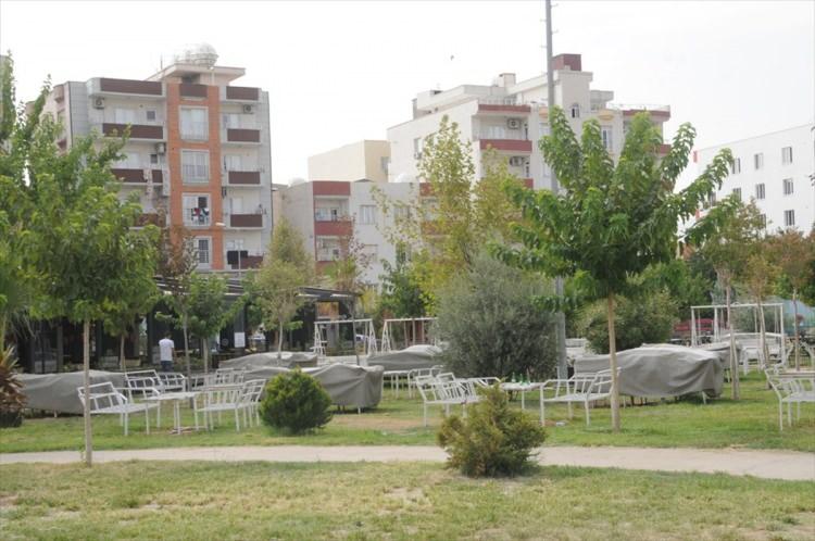 <p>Toprak, sıcaktan en çok etkilenenlere değinerek, "Bebekler en yüksek risk grubunu oluşturuyor. Çünkü bebeklerde ısıyı regüle etme mekanizması çok iyi çalışmıyor. Bu nedenle bazen yetişkinler açısından çok sorun olmayan sıcaklık derecesi bebeklerde tehlikeli durumların gelişmesine neden olabilir.</p>