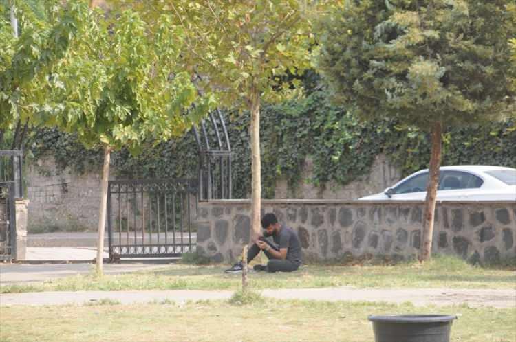<p>Toprak, yüksek sıcaklığın insanlarda bulantı-kusma, depresyon, konuya odaklanamama gibi etkilerin yanı sıra baş ve kramp benzeri ağrılara neden olabileceğini dile getirerek, orta yaş üstü insanların bol su içmeleri gerektiğini söyledi.</p>
<p> </p>