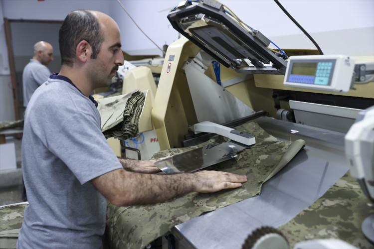 <p><strong>Yılda 1 milyon 200 bin adet giysi ve kuşam malzemesi üretiliyor</strong></p>
<p>Kara Dikimevi Müdürlüğü tesislerinde halihazırda 356 farklı ürün hazırlandığını, yılda 1 milyon 200 bin adet giysi ve kuşam malzemesi ürettiklerini kaydeden Ay, modern üretim teknikleriyle istenilen kalite ve verimde üretim yapmayı hedeflediklerini söyledi.</p>