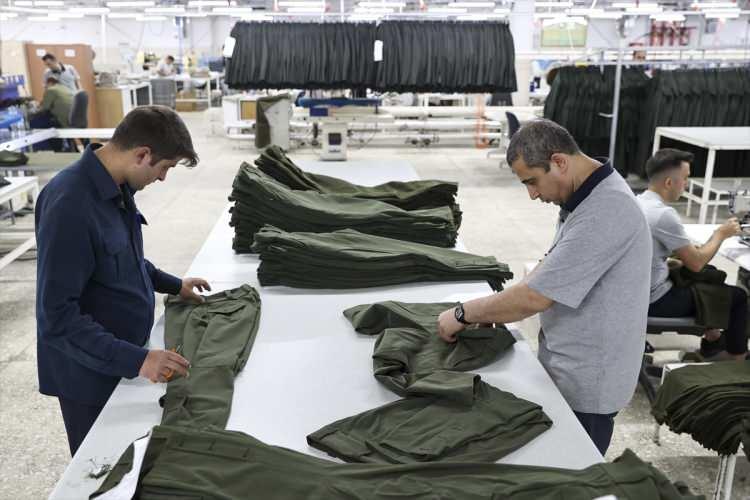 <p>Yenilenen makina parkuru sayesiyle de personele eğitim kıyafetlerinden uçuş kıyafetlerine kadar çok geniş bir yelpazede ürün çeşitliliğiyle hizmet veriliyor.</p>