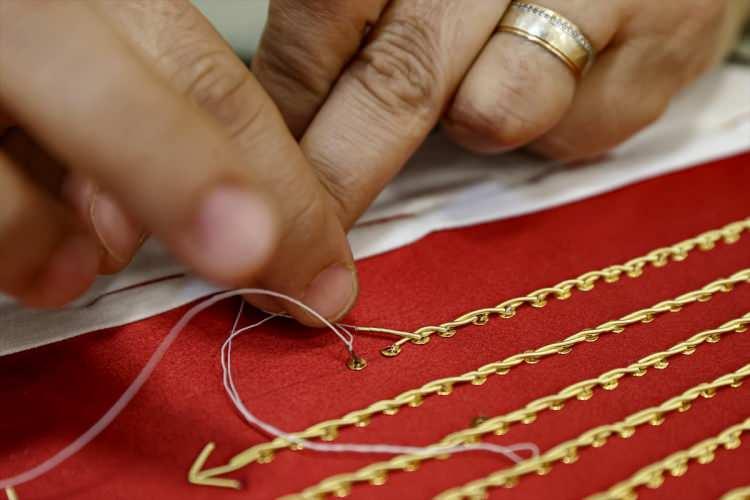 <p>Ay, nakış atölyesi bünyesindeki sancak atölyesinde Türk Silahlı Kuvvetlerinin ihtiyacı olan sancakların tamamının üretim ve tadilatının el işçiliğiyle yapıldığının altını çizdi.</p>