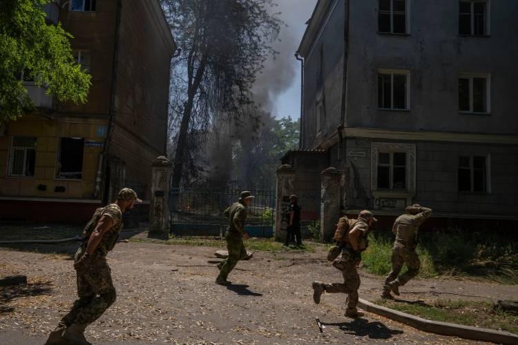 <p>Ukrayna’nın Donetsk bölgesinde Ukrayna Silahlı Kuvvetlerinin 72. Mekanize Tugayı’nın geçici pozisyonlarına yönelik düzenlenen saldırı sonucu 130’a kadar asker, 8 zırhlı araç ve otomobilin yok edildiğini ifade eden Konaşenkov, Ukrayna ordusunun "ciddi kayıplar" verdiğini ileri sürdü.</p>

<p> </p>
