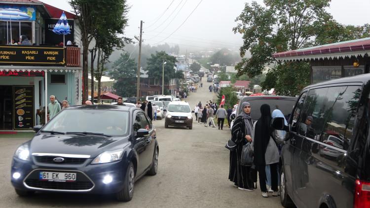 <p>Trabzon’un Akçaabat ilçesine bağlı Hıdırnebi Yaylası bugünlerde Arap turistlerin ilgi odağı oluyor. Genelde Doğu Karadeniz yaylalarını tercih eden Arap turistler önceki yıllara rağmen bu yıl daha çok bölgeye ilgi gösterirken bu yoğunluğun Eylül ayına kadar sürmesi bekleniyor.</p>
