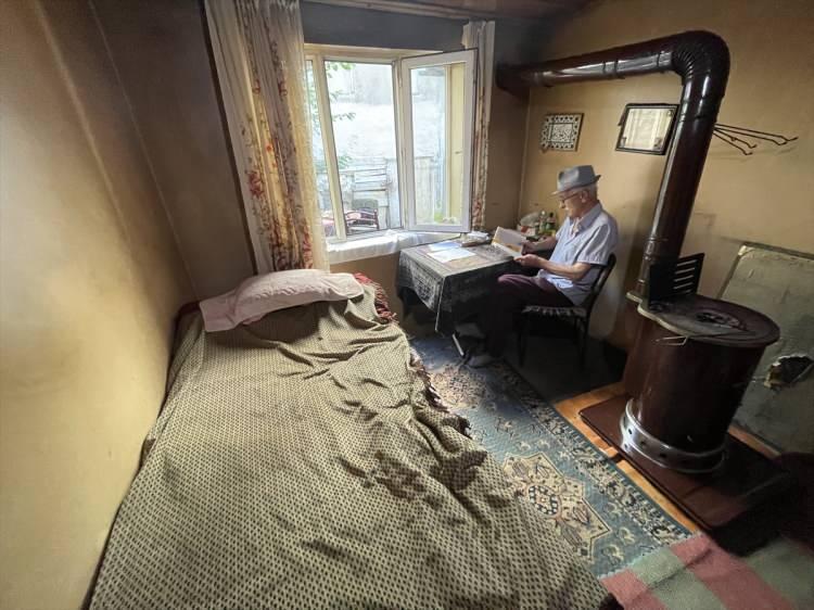 <p>Kastamonu'da bir yılda 122 kitap okuyarak ödül alan 73 yaşındaki Yusuf Tatlı, yaşadığı tek göz odada yalnızlığını kitaplarla gideriyor.</p>
