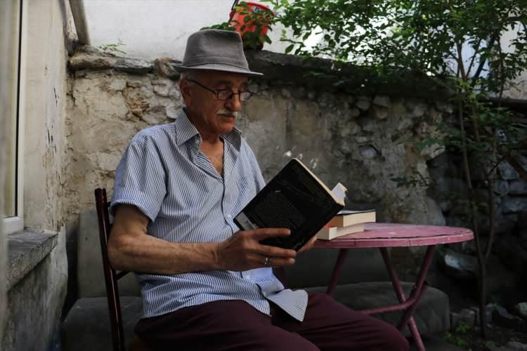 <p>Bir süre Antalya ve Muğla'da yaşadıktan sonra memleketi Kastamonu'da tek gözlü bir eve yerleşen ve yalnızlığını gidermek için kitaplarla arkadaş olan Tatlı, Kastamonu İl Halk Kütüphanesinden bir yılda ödünç aldığı 122 kitapla ödüle layık görüldü.</p>
