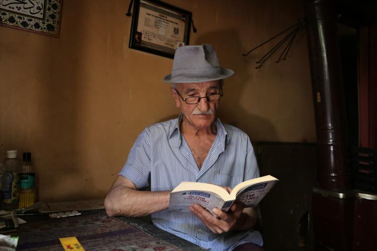 <p>Kitapların insanın ufkunu açtığını dile getiren Tatlı, "Okumayı çok sevdiğim için bu yalnızlıkta kitaplar arkadaşım oldu. Devletlerin, milletlerin yaşantılarını öğreniyorsun. Genellikle tarihi kitapları okuyorum. İnsan kitap okuyorsa kendini daha rahat hissediyor. Bana 'kitap kurdu' diyorlar. Kitap gördüğümde okumadan bırakmıyorum. Ben saymadım ama saymışlar. Yaklaşık 125 kitap okumuşum. Ödül olarak güzel kitaplar verdiler." dedi.</p>
