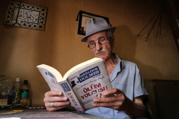 <p>"Her gün temizliğimi yapıyorum, daha sonra kitap okumaya başlıyorum. Geçmişte yaşadığım hayatı bu kitaplar unutturuyor. Geride bıraktıklarımı düşünsem kafayı oynatırım. Herkese kitap okumalarını öneriyorum. Her türlü kitabı okusunlar, kitabın kötüsü olmaz. Kitap insana kültür verir.</p>
