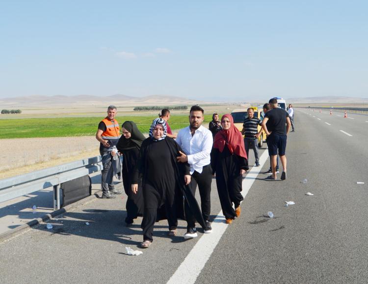 <p>Tam araçlara binip devam edeceğimiz zaman TIR benim aracıma ve eniştemin ve yeğenimin aracına bir anda çarptı.</p>