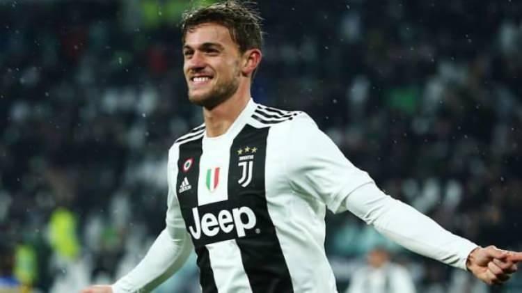 <p><strong>Galatasaray'dan stopere Rugani hamlesi!</strong></p>

<p>Galatasaray Yönetimi, stoper transferi için harekete geçti. Sarı-Kırmızılılar, Juventus'tan Rugani'yi almak için İtalyan kulübüne ilk teklifi yaptı.</p>

<p>Juve'nin daha önce birkaç kez kiralık verdiği 1.90'lık savunmacı, yeni sezonda da rotasyonda düşünülüyor. Galatasaray bu fırsatı değerlendirip, İtalyan futbolcuyu bonservisiyle renklerine bağlamaya çalışacak.</p>

<p>(Fanatik)</p>

<p> </p>
