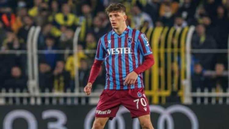 <p><strong>Trabzonsporlu Ahmetcan Kaplan'a dev talip! </strong></p>

<p>Trabzonspor'da sürpriz bir ayrılık yaşanabilir. Dünya devi Ajax, Trabzonspor'un genç stoperi Ahmetcan Kaplan için transfer girişimlerine başladı.</p>

<p>Daha önce de Ahmetcan Kaplan'ı takip ettiği haberleri çıkan Ajax'ın, genç oyuncu için resmi girişimlere başladığı ifade edildi.</p>

<p>(Vole/Yağız Sabuncuoğlu)</p>
