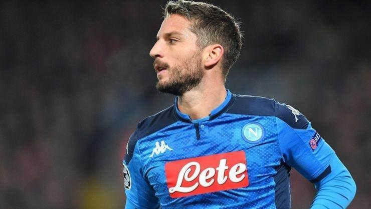 <p><strong>Galatasaray'da Mertens sürprizi!</strong></p>

<p>Galatasaray, bir süredir Trabzon'un da görüşme halinde olduğu 35 yaşındaki forvet Mertens'le masaya oturdu. Sarı-Kırmızılılar, kapıyı 5 milyon Euro'dan açan Belçikalı yıldıza 1+1 yıllık kontrat üzerinden 3.5 milyon Euro önerdi.</p>

<p>Trabzonspor'un da transferi için devrede olduğu Mertens'in teklifleri bir süre daha değerlendirdikten sonra kararını vereceği ifade edildi.</p>

<p>(Fanatik/Metin Karabaş)</p>
