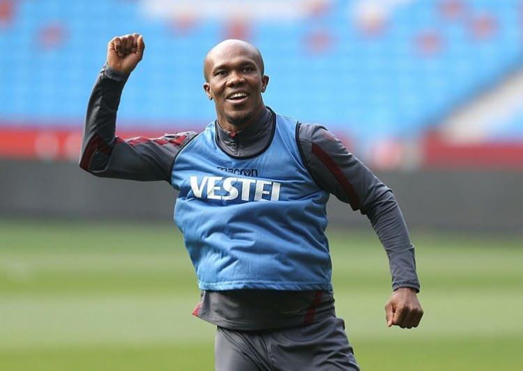 <p><strong>Anthony Nwakaeme’nin yeni takımı için sürpriz iddia!</strong></p>

<p>Süper Lig'de Trabzonspor formasıyla birçok futbolseverin beğenisini kazanan Nwakaeme için yeni ve sürpriz bir iddia geldi.</p>

<p>Trabzonspor ile sözleşme uzatmayan ve bonservisi elinde olan futbolcunun, Real Valladolid ile görüşmelere başladığı iddia edildi.</p>

<p>(61 Saat)</p>
