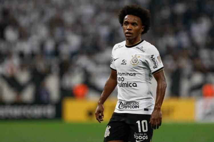 <p><strong>Fenerbahçe için Willian iddiası!</strong></p>

<p>Son olarak Slovacko ile UEFA Avrupa Ligi 3. ön eleme turunda karşı karşıya gelen ve mücadeleden 3-0'lık galibiyetle ayrılarak önemli bir avantaj yakalayan Fenerbahçe'de, transfer gelişmeleri devam ediyor.</p>

<p>Güney Amerika transfer piyasasında ağırlığı olduğu bilinen Jorge Jesus'un, Brezilyalı yıldız Willian'a kanca attığı ifade edildi. Konuyla ilgili Brezilyalı yorumcu Mano Borges de, "Bir duyumum var. Jesus ile de görüşebilirsiniz. Görünüşe göre Fenerbahçe, Willian ile görüşmüş. Gelen tekliflerden biri onlardan. Belki de Fenerbahçe'ye gidiyordur." ifadelerini kullandı.</p>

<p>(Fotomaç)</p>
