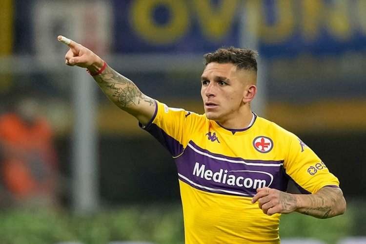 <p><strong>Galatasaray Torreira'yı ikna etmeyi başardı</strong></p>

<p>Orta saha transferi için görüşmelerini sürdüren Galatasaray, Arsenal'in ardından dün gece menajeriyle Milano'da gerçekleştirilen transfer zirvesinde Lucas Torreira'yı da ikna etmeyi başardı.</p>

<p>Arsenal'e bu transfer için 5.5 milyon Euro bonservis ödeyecek olan Sarı Kırmızılılar, Torreira'ya ise yıllık 3.5 milyon Euro verecek. Muslera'nın ikna turlarında büyük rol oynadığı Uruguaylı futbolcu kısa sürede İstanbul'a gelip 3 senelik sözleşmeye imza atması bekleniyor.</p>

<p>(Hürriyet)</p>
