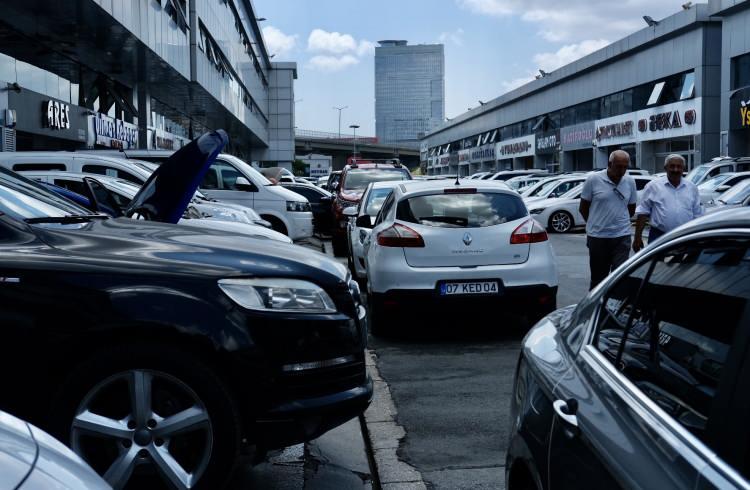 <p>İstanbul'da bayram öncesi hareketlilik yaşayan ikinci el araç piyasası, yaz mevsiminin son döneminde durgunluk yaşıyor.</p>

<p> </p>
