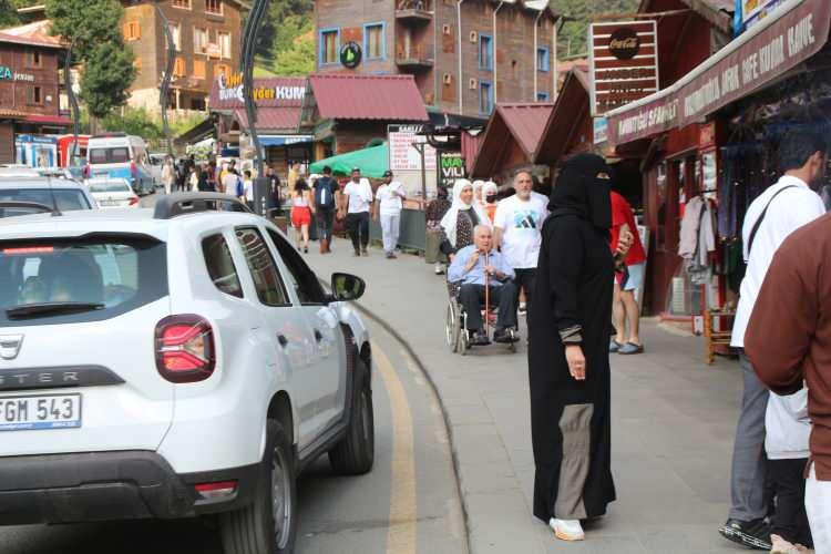 <p>Özellikle Arap turistlerin yoğun ilgi gösterdiği yaylada; otel, pansiyon ve bungolavlarda yer kalmadı, yollarda uzun araç kuyrukları oluştu.</p>
