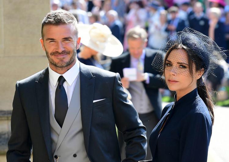 <p><span style="color:#008080"><strong>İngiltere ve ABD basının ortaya attığı iddialar David ve Victoria Beckham, oğullarının eşinin soyadını almasından memnun kalmadığı yönünde oldu. Ünlü çift bu memnuniyetsizliği sosyal medya hesaplarından yaptıkları paylaşımlarda oğullarının soyadını 'Beckham' yazarak gözler önüne sermişti.</strong></span></p>
