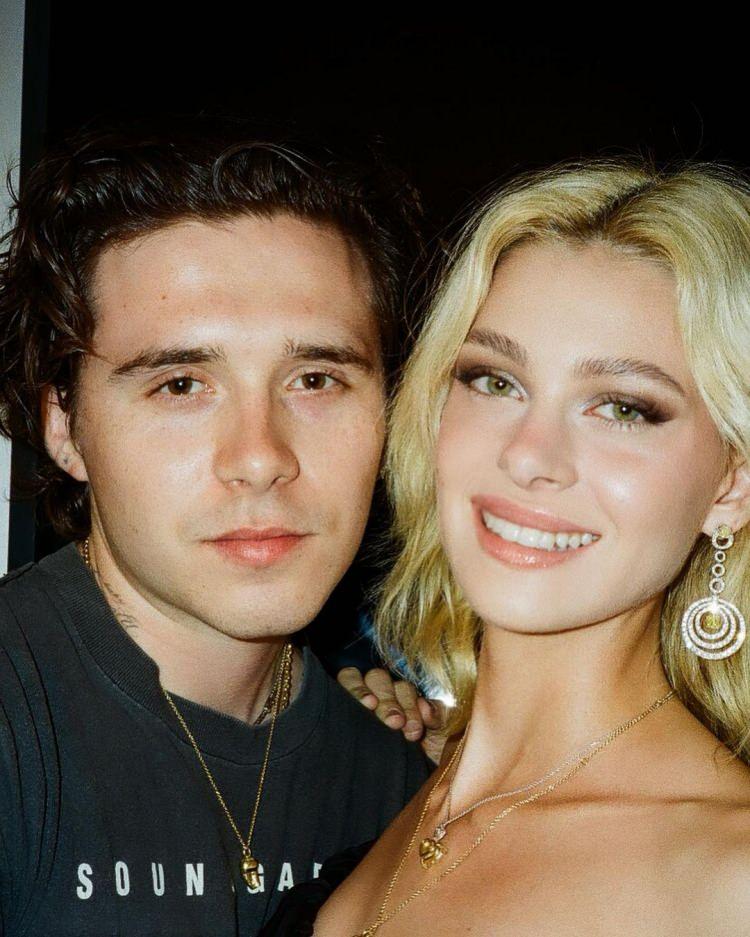 <p><span style="color:#008080"><strong>Bütün bu olanların ardından Victoria Beckham ile Nicola Anne Peltz ile ilgili yeni söylentiler çıktı. İngiltere'de bir gazetenin yakın bir kaynaktan aldığı habere göre, Nicola Peltz ile Victoria Beckham'ın arasının gerçekten </strong></span><span style="color:#8B4513"><strong>"Buz gibi"</strong></span><span style="color:#008080"><strong> olduğu ileri sürüldü. Bu durumun özellikle de düğün hazırlıkları sırasında patlak verdiği iddia edildi.</strong></span></p>