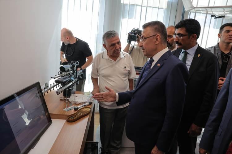 <p>Oktay sözlerini şöyle noktaladı: "Nihai arzumuz şu, ben gelirken ki bir başka arzum şu idi: Biz bugüne kadar biliyorsunuz altı tane unicorn çıkardık. Yani 1 milyar dolar seviyesine ulaşan start uplar yeni başlayan girişimcilik. Altı tane çıkardık bunlardan. Yeni unicornlarımız, yeni adaylarımız var mıdır? Bunu öğrenmek için de ben özellikle bugünkü ziyaretlerin amaçlarından birisi de bu idi. Hamdolsun bunu da görmüş olmaktan son derece mutlu oldum."</p>