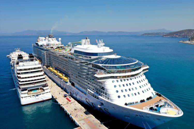 <p>Doğu Akdeniz rotasının kruvaziyer turizminde popülerliğini artırdığını, şirketlerin bu rota için daha büyük kapasiteli gemiler ayırmaya başladığını kaydeden Güngör, 3-4 bin yolcu kapasiteli gemiler sayesinde turist rakamlarının gemi sayısından bağımsız olarak artmasının da sevindirici olduğunu sözlerine ekledi.</p>