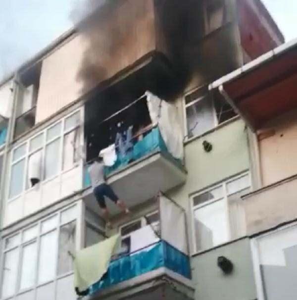 <p>Kocaeli'nin Gölcük ilçesinde, evinde yangın çıkan Emre Kaplan, binanın 3'üncü katındaki balkondan sarkarak bir alt kattaki balkona atladı. Yangın ise itfaiye ekiplerince söndürüldü.</p>
