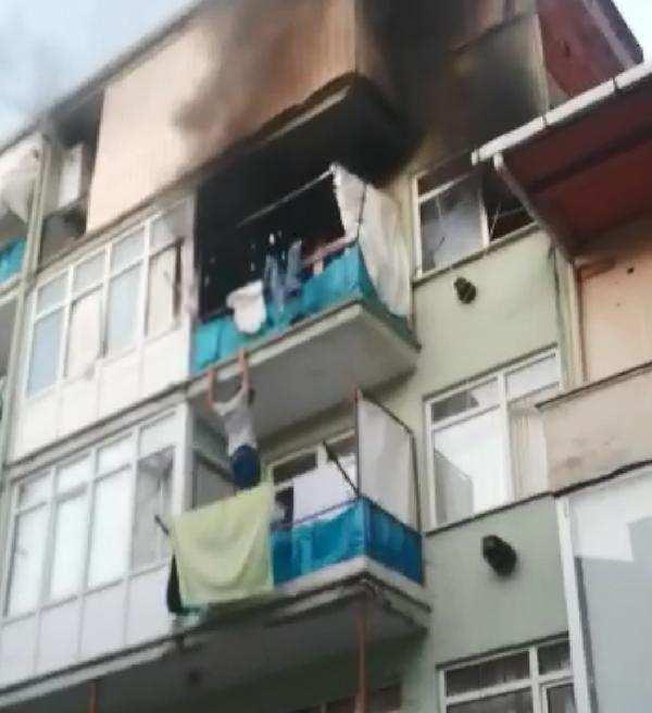 <p>Olay, akşam saatlerinde Gölcük Merkez Mahallesi Cumhuriyet Caddesi 38. sokak üzerindeki 4 katlı bir binada meydana geldi. Binanın 3’üncü katında oturan Emre Kaplan'ın evinde henüz bilinmeyen nedenle yangın çıktı. </p>
