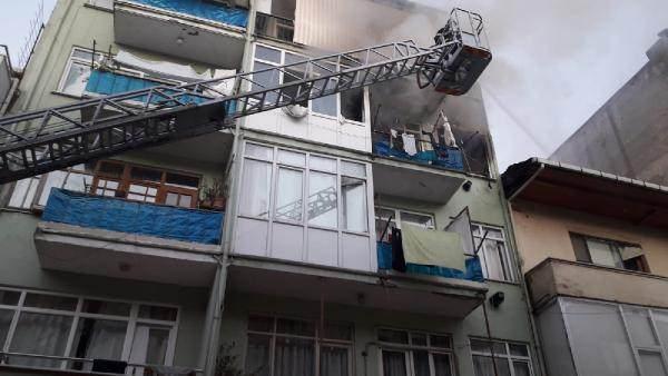 <p>Evden yükselen dumanı görenler durumu itfaiyeye bildirdi. Alevlerden kaçmak için balkona çıkan Emre Kaplan ise balkondan sarkarak bir alt katın balkonuna atladı.</p>