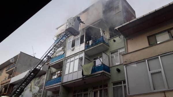 <p>Kaplan'ın balkondan sarkarak, atladığı anlar çevredeki bir kişi tarafından cep telefonu kamerası ile kaydedildi.</p>
<p>Yangın, bölgeye sevk edilen itfaiye ekipleri tarafından söndürüldü. </p>