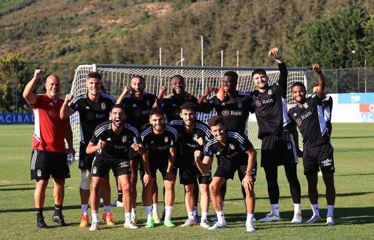 <p>Beşiktaş'ta 15 oyuncu ile yollar ayrıldı. İşte o isimler:</p>
<p> </p>
<p>Gidenler:</p>
<p>Ridvan Yilmaz</p>
<p>Cyle Larin</p>
<p>Güven Yalcin</p>
<p>Alex Teixeira</p>
<p>Domagoj Vida</p>
<p>Jeremain Lens</p>
<p>Adem Ljajic</p>
<p>Oguzhan Özyakup</p>
<p>Gökhan Töre</p>
<p>Fabrice N'Sakala</p>
<p>Mehmet Topal</p>
<p>Douglas Douglas</p>
<p>Michy Batshuayi</p>
<p>Miralem Pjanic</p>
<p>Can Bozdogan</p>