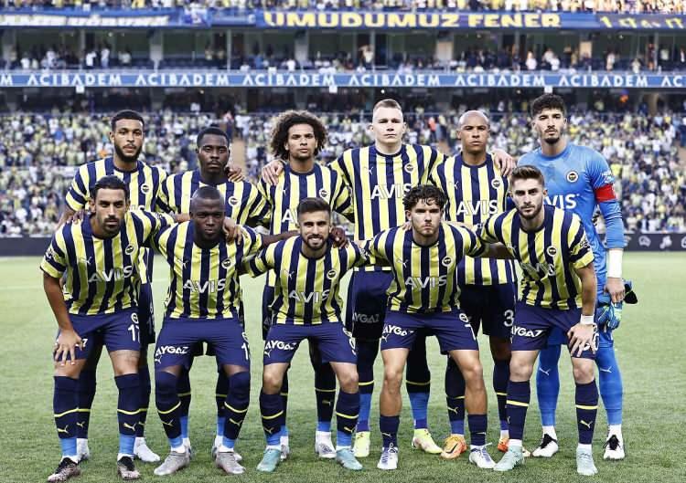 <p>Geçen sezonu 2. sırada tamalayan Fenerbahçe'de yeni sezon öncesi göreve dünyaca ünlü teknik adam Jorge Jesus getirdi. Jorge Jesus'un gelişiyle birlikte camiada büyük bir heyecan yaşandı. Sarı-lacivertli taraftarlar, kombine ve formalara büyük ilgi gösterdi. Fenerbahçe'de Jesus'un sistemine uygun bir kadro kurmak için büyük bir yapılanmaya gidildi. 11 oyuncuyu kadrosuna katan sarı-lacivertli ekipte birçok oyuncu ile yollar ayrılacak. Kamuoyu tarafından şampiyonluğun en güçlü adayları arasında gösterilen Fenerbahçe, Jorge Jesus yönetiminde 8 yıllık şampiyonluk hasretine son vermek istiyor.</p>