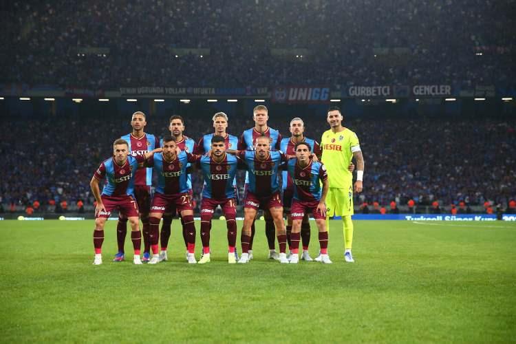 <p>Geçen yılın şampiyonu Trabzonspor, sezona en hazır giren ekip konumunda. Oturmuş bir sistemi olan bordo-mavili ekip, takım iskeletini korumayı başardı. Futbolseverlerin şampiyonluk yarışında bir numaralı adayı olarak gösterilen Trabzonspor, Nijeryalı yıldızı Nwakaeme'yi kaybetse de yerini başka bir yıldız isim Trezeguet ile doldurmayı başardı. Yeni sezona TFF Süper Kupa zaferiyle açan bordo-mavili ekipte futbolcuların moral ve özgüveni hat safhada. Trabzonspor Abdullah Avcı yönetiminde üst üste 2. lig şampiyonluğunu yaşamak için mücadele edecek.</p>
