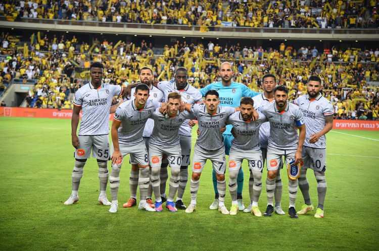 <p>Emre Belözoğlu yönetiminde geçtiğimiz sezonu 4. sırada tamamlayan Medipol Başakşehir'de hedef yeniden şampiyonluk yarışının içinde olmak. 2019-2020 sezonunu şampiyonluk olarak tamamlayan turuncu-lacivertli ekip, son yıllardaki istikrarlı başarısı sürdürmek istiyor. Transfer sezonunda genç yıldız adayı isimlere yönelen Medipol Başakşehir için sezonun flaş transferi ise Fenerbahçe'den ayrılan Mesut Özil oldu. Medipol Başakşehir'in bu sezon da şampiyonluk yarışının içinde olması ve lige renk katması bekleniyor.</p>

<p> </p>
