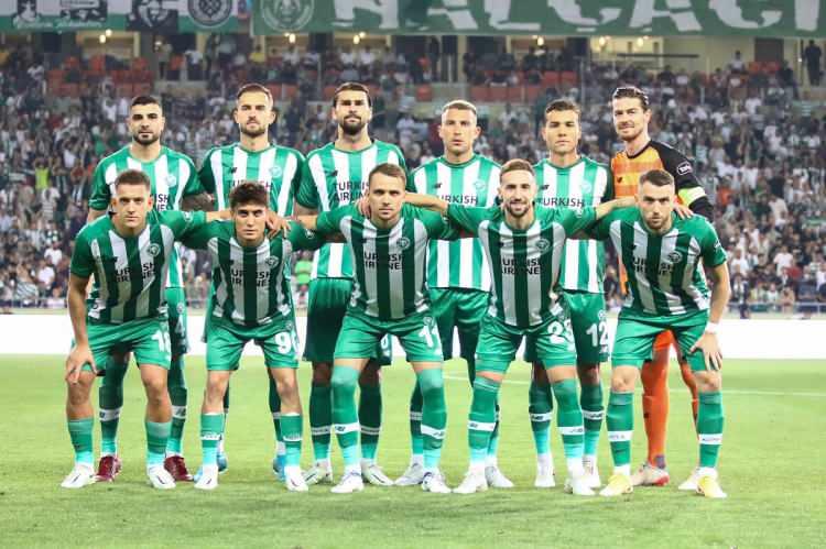 <p>Geçen sezonun flaş ekibi Konyaspor sezonu 3. sırada tamamlamıştı. Sezonun büyük bir bölümünde şampiyonluk mücadelesi veren Konyaspor teknik direktör İlhan Palut yönetiminde göze hoş gelen futboluyla alkış toplamıştı. Geçen sezonki başarısının tesadüf olmadığını göstermek isten Konya temsilcisi, bu sezona da oldukça iddia giriyor. Konferans Ligi'nde Belarus ekibi Bate Borisov'u rahat geçen Konyaspor lige oldukça hazır giriyor. Konyaspor'un geçtiğimiz sezon gibi ligi üst sıralarda bitirmesi futbolseverler için hiç sürpriz olmaz...</p>

<p> </p>
