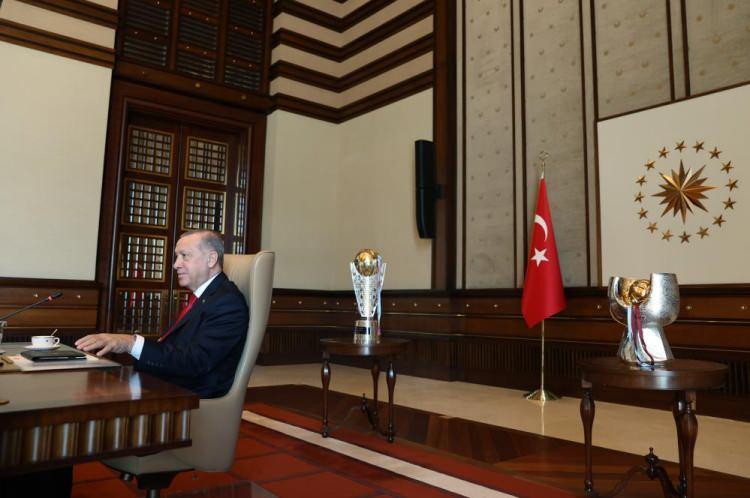 <p>Basına kapalı gerçekleşen kabul, yaklaşık 1 saat sürdü. Kabul sonrası, Cumhurbaşkanı Erdoğan'a heyet tarafından üzerinde isminin yazılı olduğu bir forma hediye edildi.</p>
