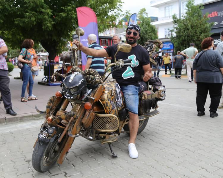 <p>Koçboynuzu, kuru kafa gibi aksesuar ve hurda malzemelerle yaptığı motosiklet görenlerin ilgisini çekerken, yöre halkı ilginç motosiklet ile fotoğraf çektiriyorlar.</p>
