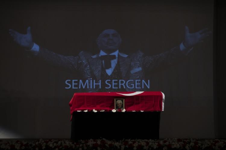 <p>Bodrum'da hayatını kaybeden 91 yaşındaki sinema, tiyatro ve seslendirme sanatçısı Semih Sergen, son yolculuğuna uğurlandı. Sergen için Küçük Tiyatro'da tören düzenlendi.</p>
<p> </p>